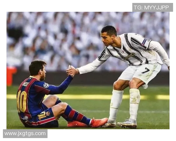 与足球球星碰拳的神秘人物究竟是谁背后有着怎样的故事与缘由